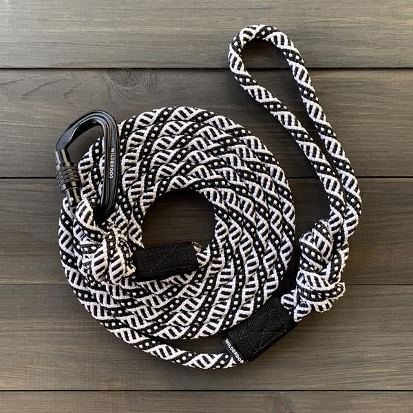 WILDERDOG LEASH LARGE CARABINER BLACK/WHITE 10'