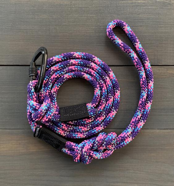 WILDERDOG LEASH SMALL CARABINER REFLECTIVE RAZZLEBERRY 5'