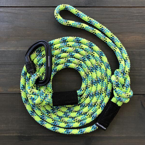 WILDERDOG LEASH LARGE CARABINER REFECTIVEL LIME 10'